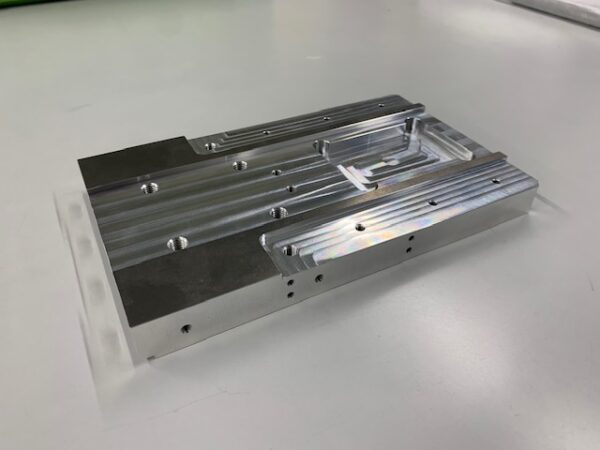 アルミプレートのネジ切り・タップ加工 | 精密切削 スピード加工センター.com